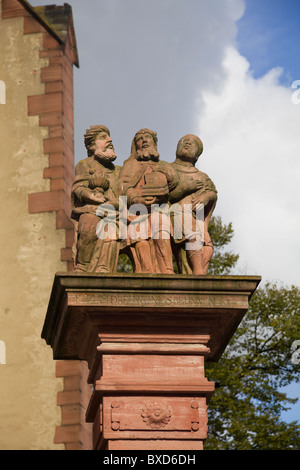 Skulptur von drei Handwerker außerhalb der drei-Könige-Kirche in Frankfurt Am Main, Hessen, Deutschland, EU Stockfoto