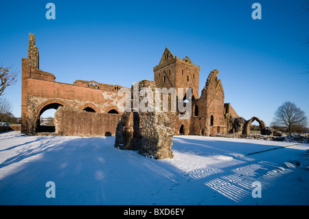 Sweetheart Abbey im Schnee Stockfoto