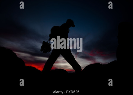 Ein Mann Wanderungen in Joshua Tree, Kalifornien. Stockfoto