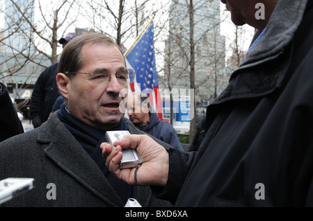 US-Kongressabgeordnete Jerrold Nadler, von einem Reporter befragt, nach einer Kundgebung unterstützt die James Zadroga 9/11-Gesundheit Rechnung. Stockfoto