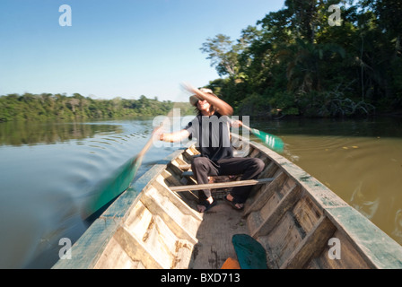 Eine Gruppe von jungen Menschen eine Kanu paddeln und Spaß am See Sandoval. Stockfoto