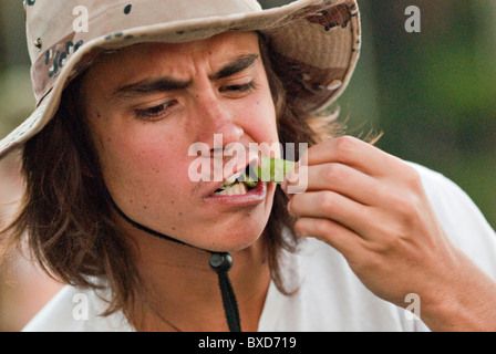 Ein junger Mann kaut an Coca-Blätter, eine lokale Tradition in Peru. Stockfoto