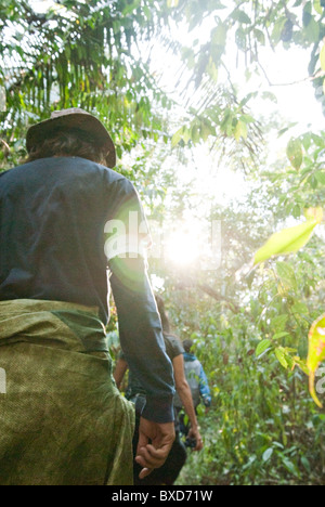 Ein Mann und eine Frau Fuß durch den Amazonas Regenwald Furing den Vormittag. Stockfoto