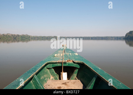 Eine hölzerne Kanu gemacht Eukalyptus Baum schwebt in den Amazonas und Nebenflüssen im Regenwald verbinden. Stockfoto
