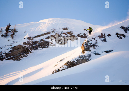 Ein Mann springt von einer Klippe im frühen Morgenlicht Utah. Stockfoto