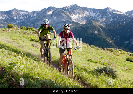 Ein paar genießt eine Feder-Fahrt auf dem Wastach Crest Trail. Stockfoto