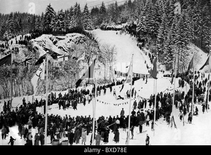 Sport, Olympische Spiele, Garmisch-Partenkirchen 6.- 16.2.1936, Ski, Abfahrt, Ziel Kreuzecktal, 7.2.1936, 1930er, 30er, 20. Jahrhundert, historisch, historisch, 4. Olympische Winterspiele, Deutschland, Bayern, Schnee, Alpen, Berge, Deutsches Reich, Drittes Reich, Publikum, Skifahren, Personen, Zusatzrechte-Clearences-nicht vorhanden Stockfoto