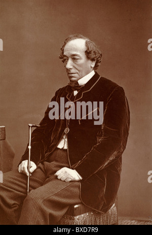 Porträt Benjamin Disraeli (1804-81) der britische Konservative Politiker und Premierminister sitzt mit einem Spazierstock. Vintage Albumin Drucken oder fotografieren c1870. Stockfoto