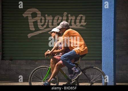 Radfahren in der Stadt auf einem Fahrrad sitzen auf der Querlatte vor dem Mann Frau Paar. Stockfoto