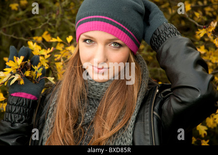 junge Frau mit Hut Mütze, Schal im Herbst Stockfoto