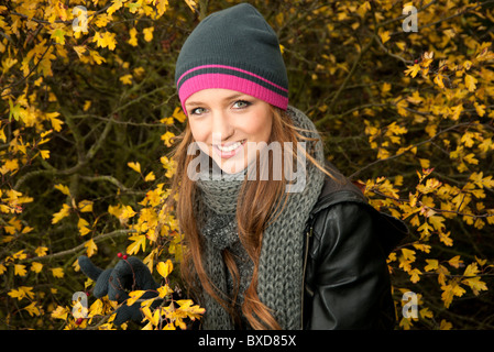 junge Frau mit Hut Mütze, Schal im Herbst Stockfoto