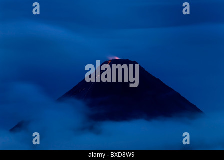 Arenal Vulkan bei Nacht in Costa Rica Stockfoto