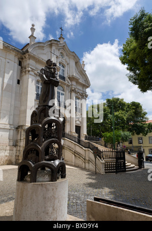 Portugal, Lisban, der Alfama, die Kirche und die Statue von Santo António Stockfoto