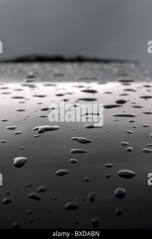 Spiegelung des Wassers auf Motorhaube Stockfoto