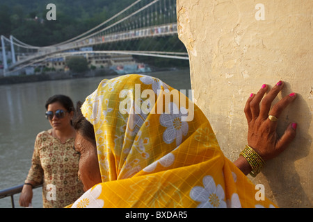 Zwei indische Frauen auf Ganges in Rishikesh, Uttarakhand, Indien. Stockfoto