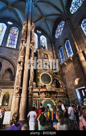 Die Engelssäule oder die Richtersäule und die astronomische Uhr, die gotische Kathedrale Notre-Dame, Straßburg, Elsass, Frankreich, Europa Stockfoto