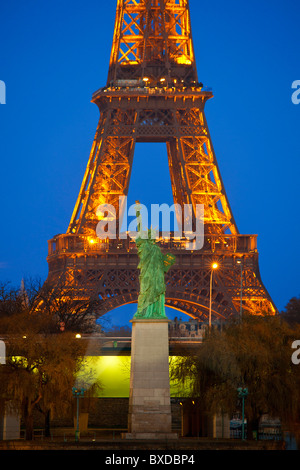 Paris, Eiffelturm und Statue of Liberty in der Nacht Stockfoto