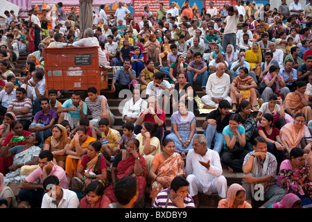 Pilger auf dem Har Ki Pauri Ghat erwarten die Abend Aarti Zeremonie auf Ganges in Haridwar, Uttarakhand, Indien. Stockfoto