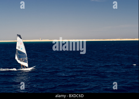 Windsurfer in Soma Bay am Roten Meer in der Nähe von Safaga und Hurghada-Ägypten Stockfoto