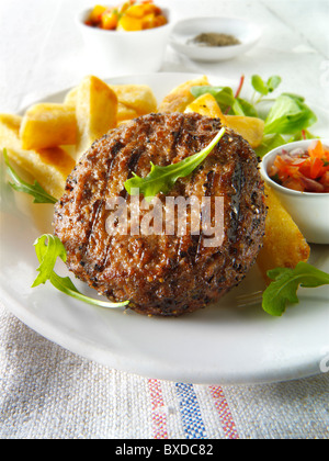 Saibling vom Grill-Rindfleisch-Burger mit klobigen Pommes Frites und Salat Stockfoto