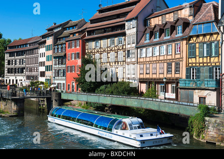 BATORAMA AUSFLUGSSCHIFF UND FACHWERKHÄUSERN VIERTEL LA PETITE FRANCE-STRAßBURG-ELSASS-FRANKREICH Stockfoto