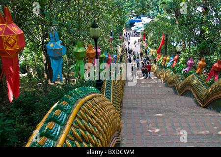 Menschen Aufstieg und Abstieg die 300 Stufen hinauf zum Wat Phra That Doi Suthep in Chiang Mai in Thailand. Stockfoto