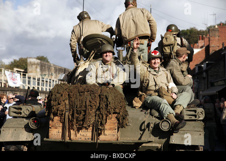 US-ARMEETRUPPEN auf Rückseite TANK PICKERING YORKSHIRE PICKERING NORTH YORKSHIRE PICKERING NORTH YORKSHIRE 16. Oktober 2010 Stockfoto