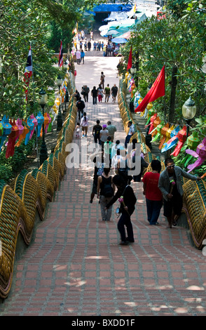 Menschen Aufstieg und Abstieg die 300 Stufen hinauf zum Wat Phra That Doi Suthep in Chiang Mai in Thailand. Stockfoto