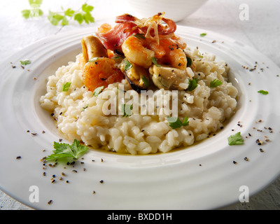 Klassische Risotto mit Garnelen, Muscheln und Speck Stockfoto