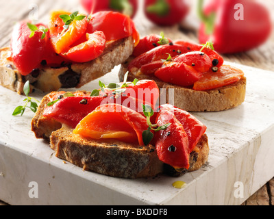 Gebratene Paprika auf geröstetem Schwarzbrot Sandwiches - Bruschetta. Stockfoto