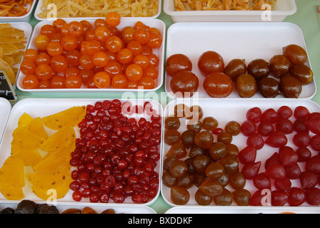 Glace Früchte für den Verkauf auf einem Marktstand in Nizza. Cote d ' Azur. Frankreich Stockfoto