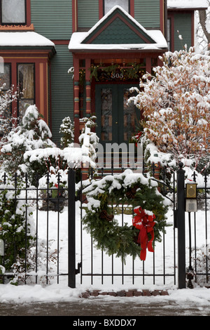 Adventskranz auf Tor vor Haus. Oak Park, Illinois. Stockfoto