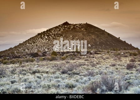 Schonchin Butte Vulkan im Winter bei Lava Betten Nationaldenkmal, Kalifornien, USA Stockfoto