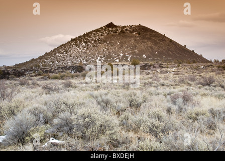 Schonchin Butte Vulkan im Winter bei Lava Betten Nationaldenkmal, Kalifornien, USA Stockfoto