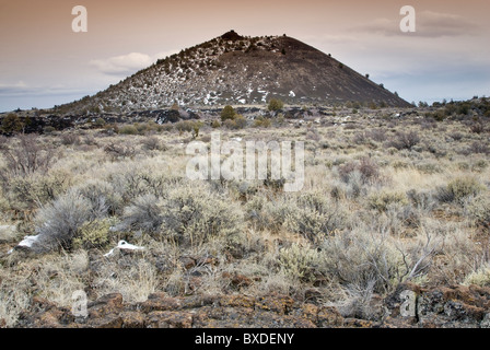 Schonchin Butte Vulkan im Winter bei Lava Betten Nationaldenkmal, Kalifornien, USA Stockfoto