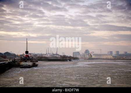 PS Waverley, der letzte seefahrende Raddampfer, gebaut 1946, liegt auf dem gefrorenen Fluss Clyde, wo sie für die Wintermonate angelegt ist. Stockfoto