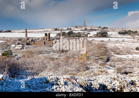 Carnkie; Cornwall im Schnee; Maschinenhäuser; Carn Brea Stockfoto