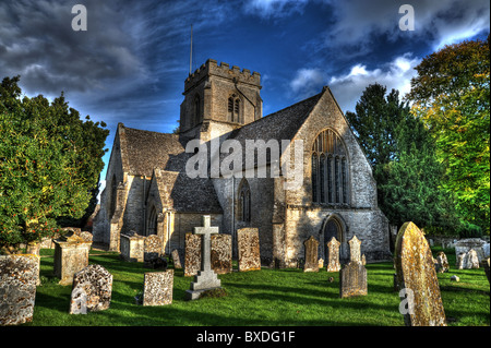 Kirche St Kenelm, Minster Lovell in HDR Stockfoto