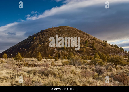 Schonchin Butte Vulkan im Winter, Lava Betten Nationaldenkmal, Kalifornien, USA Stockfoto