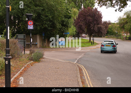 Ein Auto löst die 20 km/h Höchstgeschwindigkeit Zeichen in Trowse, Norwich, Norfolk, England, Großbritannien, Uk Stockfoto
