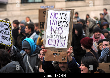 Massendemonstration in Brighton gegen Regierung Kürzungen der Hochschulfinanzierung - start Demonstranten marschieren mit Plakaten Stockfoto