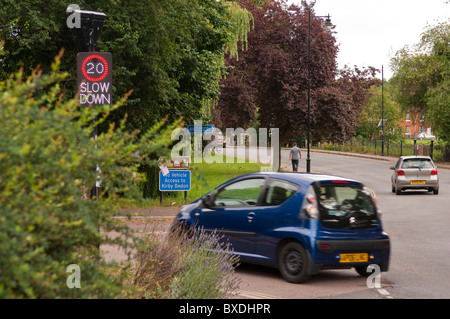 Ein Auto löst die 20 km/h Höchstgeschwindigkeit Zeichen in Trowse, Norwich, Norfolk, England, Großbritannien, Uk Stockfoto