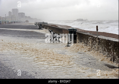 Starkem Wind und Seegang führte zu Hove Strandpromenade in Zoll der Schaum des Meeres bedeckt Stockfoto