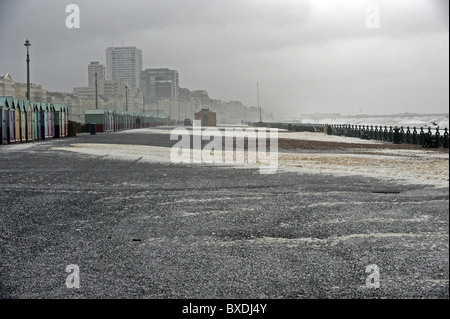 Starkem Wind und Seegang führte zu Hove Strandpromenade in Zoll der Schaum des Meeres bedeckt Stockfoto