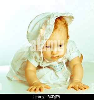 Baby im Studio vor einem weißen Hintergrund. Stockfoto