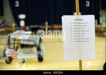 2010 allgemeine Wahlen Graf hielt am K2 Leisure Centre in Crawley - Farbcodes für den Grafen Stockfoto