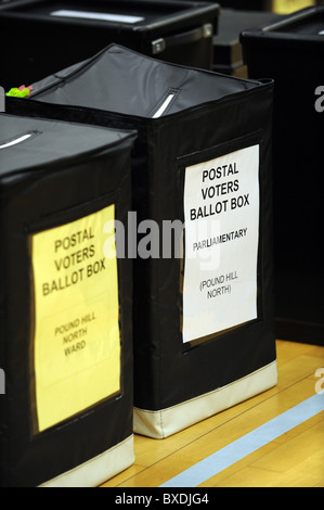 2010 statt Parlamentswahlen Graf am K2 Leisure Centre in Crawley - ungeöffnete Wahlurnen Stockfoto