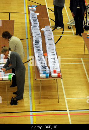 2010 allgemeine Wahlen Graf hielt am K2 Leisure Centre in Crawley - die gezählten gestimmt angeordnet werden Stockfoto