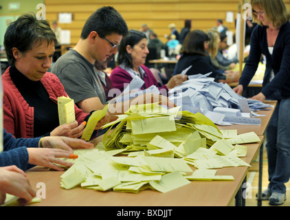 2010 allgemeine Wahlen Graf anlässlich des K2 in Crawley - beginnt die Auszählung der Stimmen Stockfoto