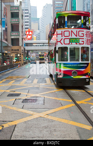 Bunte Straßenbahn im Central District von Hong Kong Island, Hong Kong, Hong Kong Straßenbahnen Straßenbahn, Hong Kong Verkehr, Straßenbahn, Tram hong kong hong kong Stockfoto